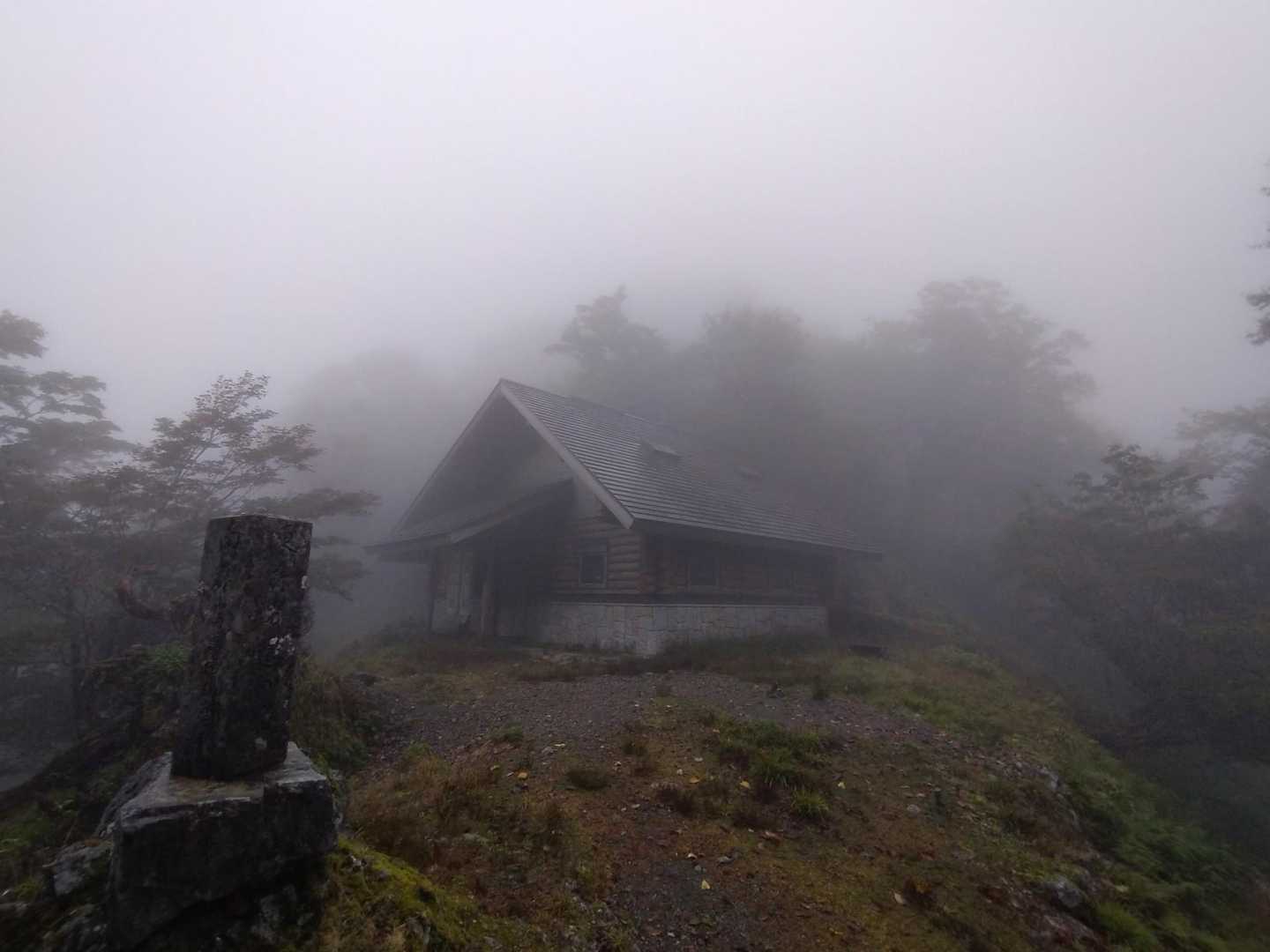 やっぱり行者還岳は見えない
大普賢岳もナメゴ谷も見えない😭