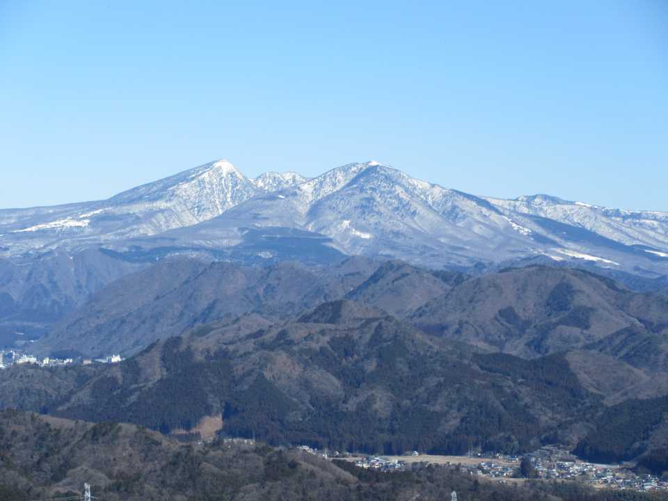 🐔鶏岳から🐔鶏が飛び立った先とされる（高原山）鶏頂山方面