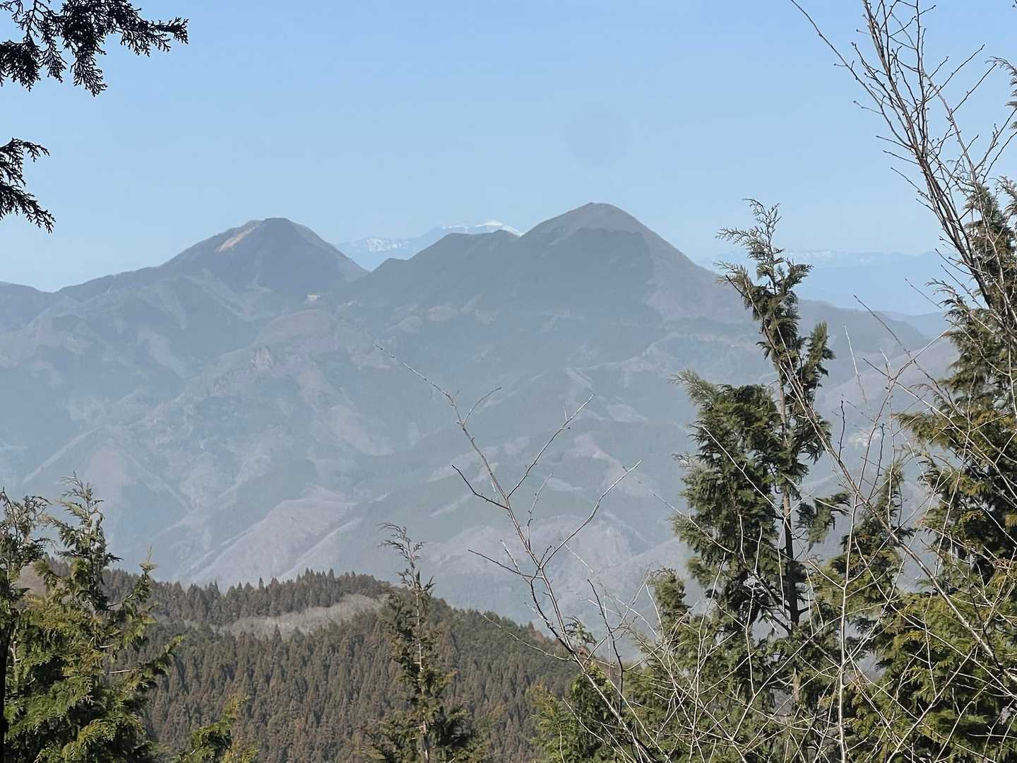 山頂から御荷鉾山と浅間山
