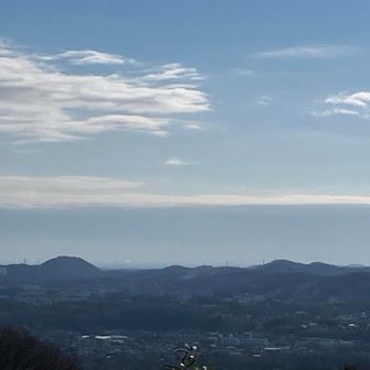 頂上手前、展望部分から。　山並みの3本ある鉄塔の真ん中ちょい右に、肉眼ではうっすら棒が見えたので、勝手にスカイツリーと認定しました(笑)この写真では塵？レベルです