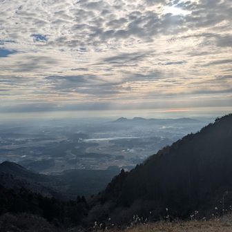 足尾神社からの
ロード部分からはそれぞれのペースで筑波山へ
自分は最後尾でヨチヨチ歩きで筑波山を目指すことに

きのこ山から雨に降られた
想定外の雨でしたが、女体山への登り
ゼハーがすごかったので帽子を取り、顔と頭に雨を当てながら登りました。
なかなか快適でした😊

