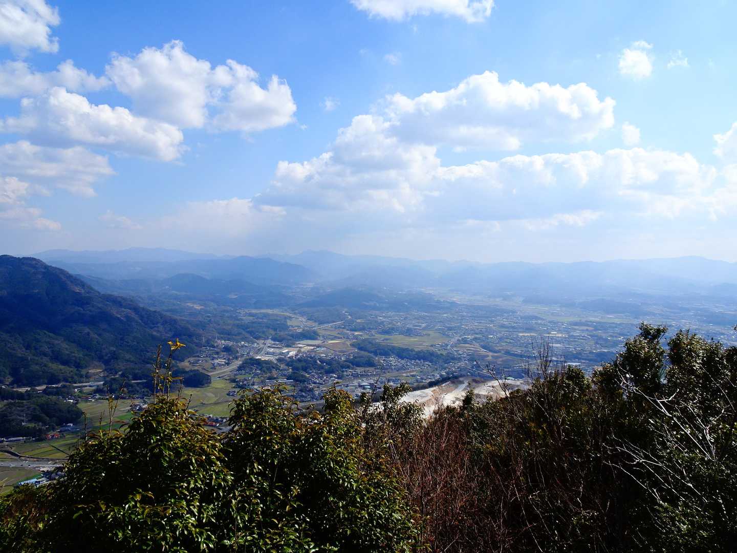 そういや、久しぶりに眺望に恵まれた山行である😺💕
お天気も持ち直して良かったよぉ☀☁