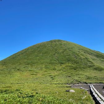 青い空と男女岳