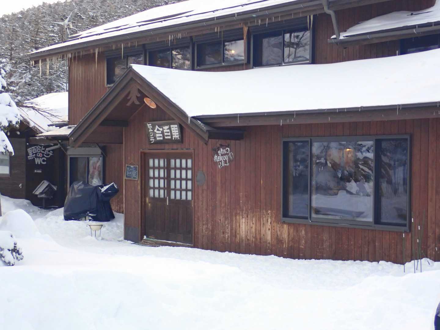 黒百合ヒュッテ
テン場の近くに小屋があると安心ですね