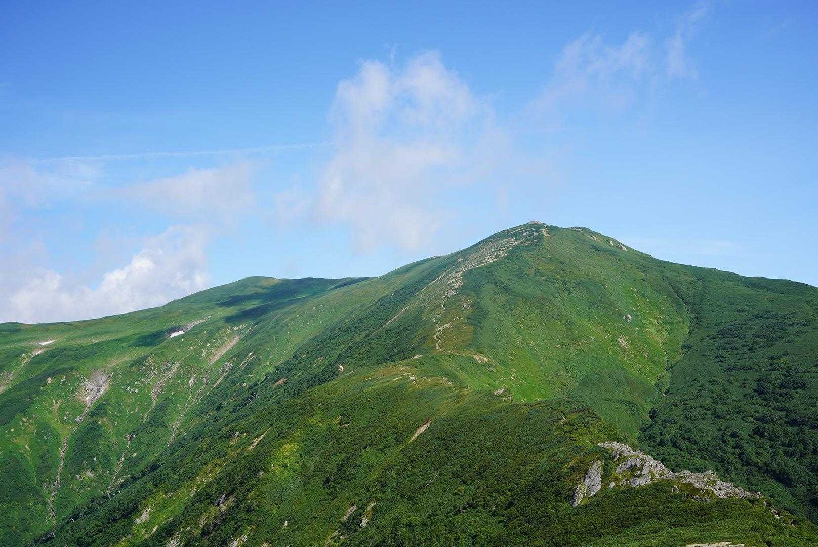 草履塚を登り返したら最後の見納めで飯豊山⛰️