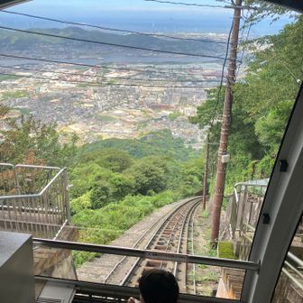 1番前の特等席が取れました🚃
ものすごい角度で降りていきます♪