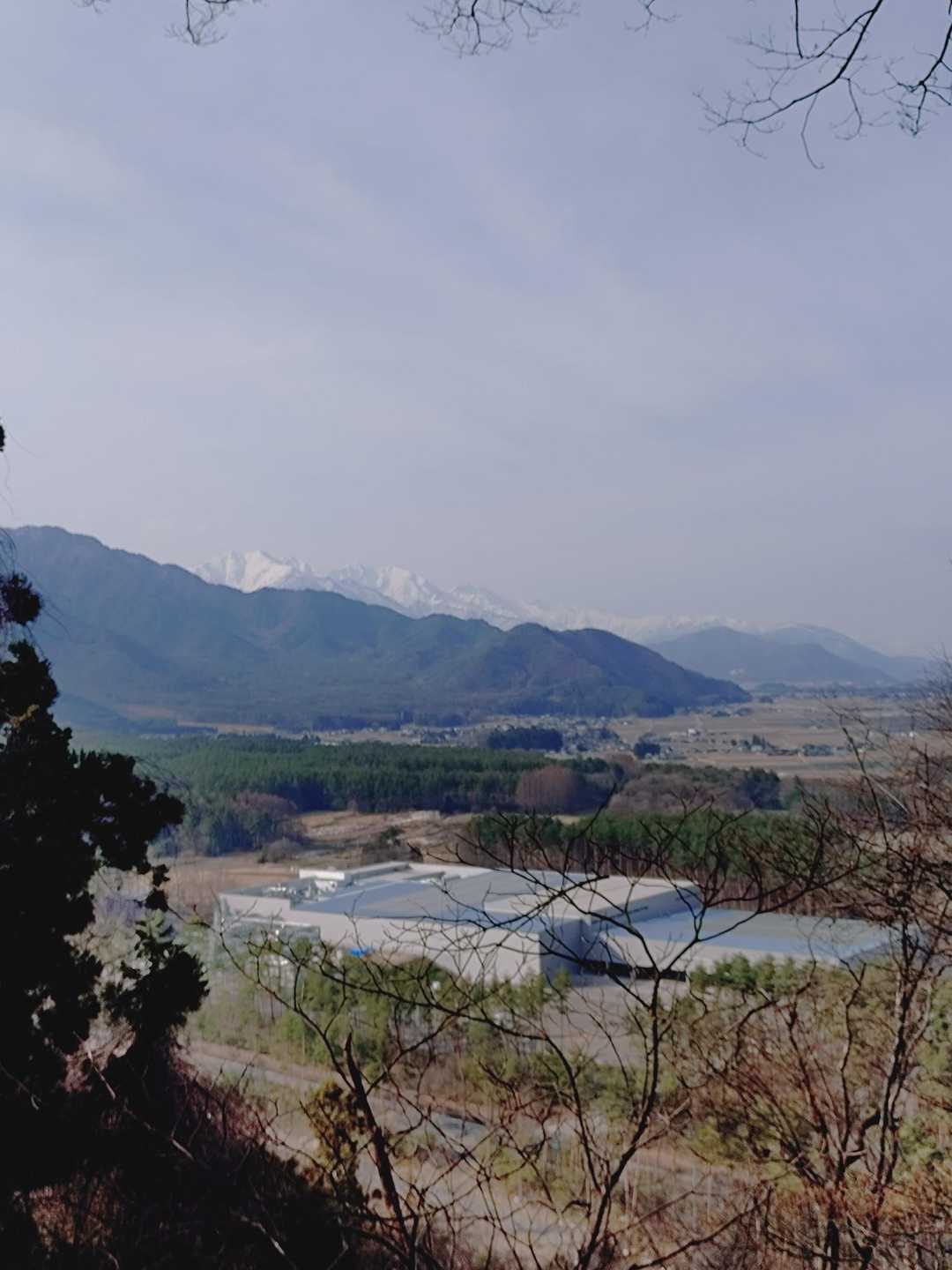 サントリー工場の奥に北アルプス🏔´-
