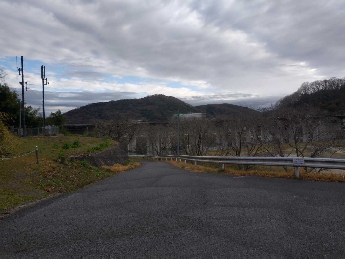 大平山の下りで
今度は尻もちをついてしまったのは
ここだけの話です、タハハ
それはともかく、
やっと山陽道が見えたっ