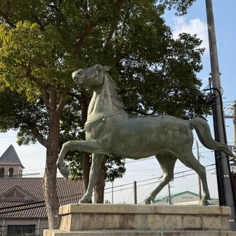 こちらも公園内の馬の銅像🐎

土台の銘板には "聖徳太子銅像銘" とあります。
聖徳太子？どこに？😳……と思ったら、
かつては聖徳太子が馬に乗っていた像だったんですって😳
それが、阪神・淡路大震災で、太子像が落ち、胴の部分から真っ二つとなってしまったそうです😱