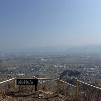花粉が飛んでるのか春霞なのかぼんやり