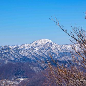 烏帽子岳、手前に神威岳。