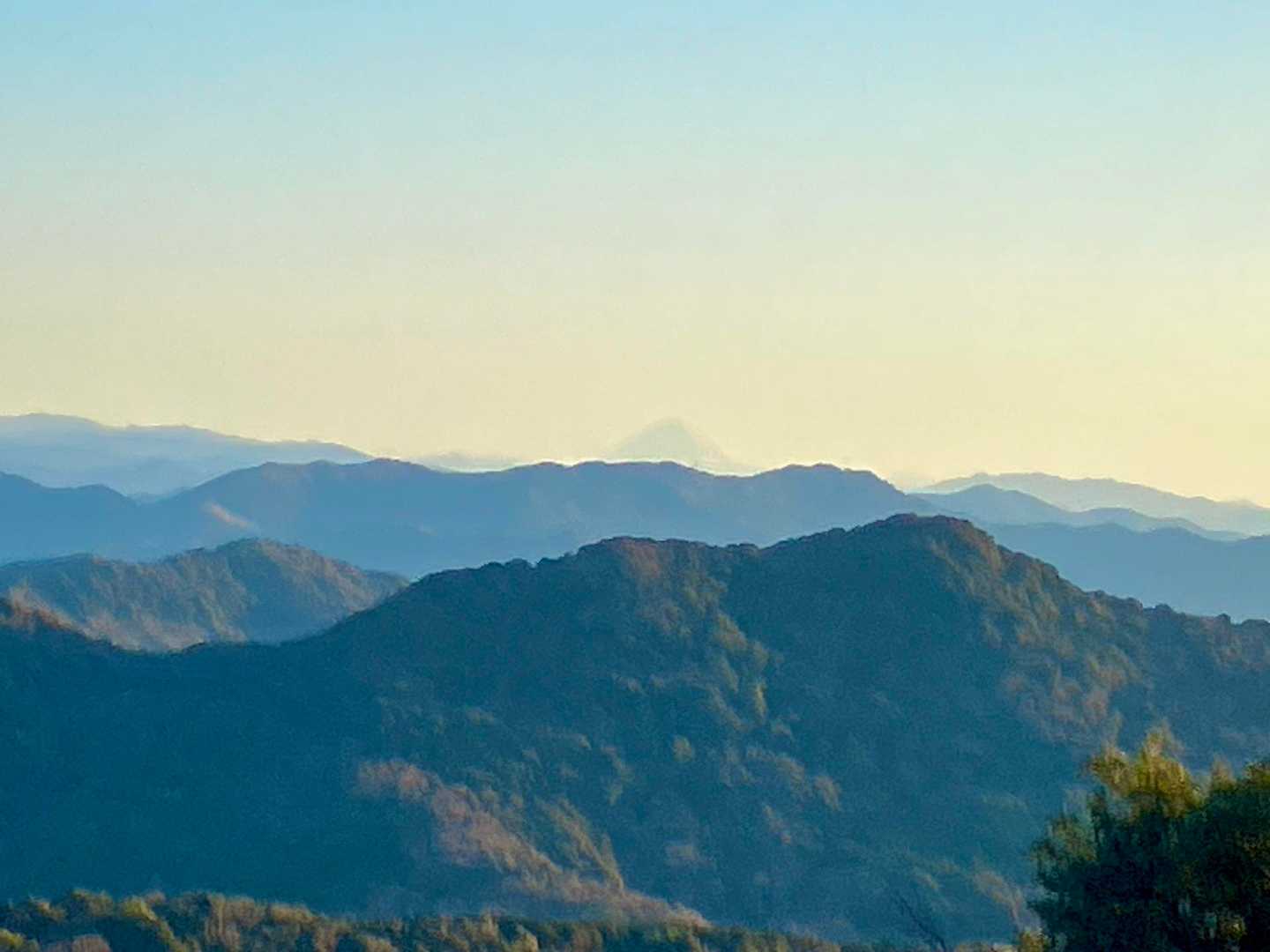 富士山🗻
自分のスマホだとこれが精一杯💦肉眼だともっとくっきりなのになあ