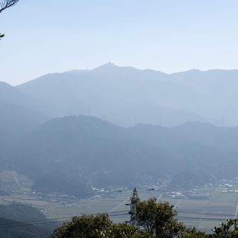 黄砂で霞む脊振山