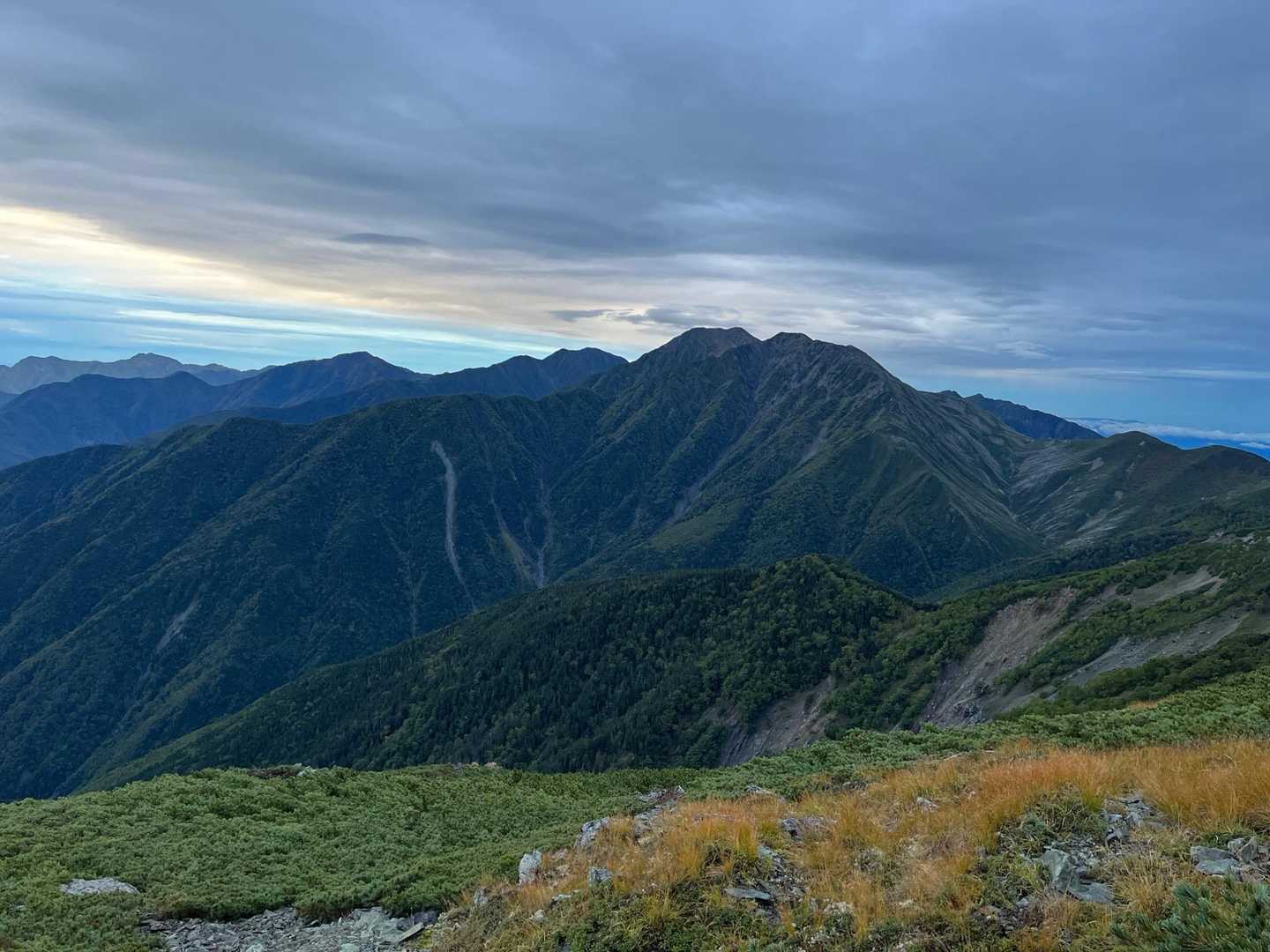 少しずつ、絶景がクッキリと。
赤石岳、背後には聖岳