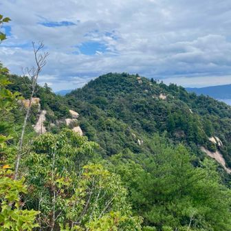 左手前が次に登る駒ヶ林、奥が最後の弥山⛰️
まだまだ遠いなぁ😥