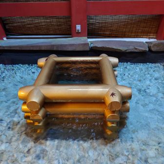 コンコンと湧き出る御神泉
神聖な感じ
豆腐屋が多いのも納得