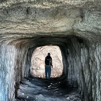 中に入って行くおぎさん😆