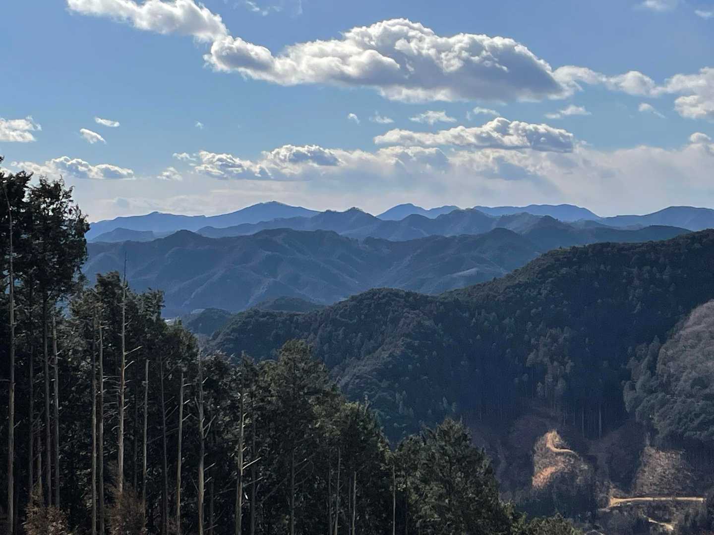先月歩いた鍋山三峰山と矢倉山
歩いたところを別の山から見ると何故か嬉しくなる。
子供の頃高いところに遊びに行って、「ぼくん家はあの辺かな？学校はあの辺かな？」なんてワクワクして探してた気持ちと同じ気がする。
ということは子供の頃から何一つ変わってないってことか😂