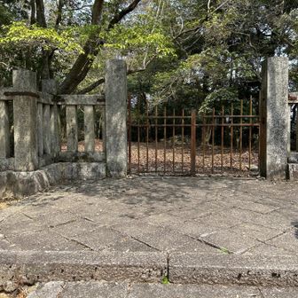  "行在所跡（あんざいしょあと）"
元弘の戦乱の時の正確な後醍醐天皇の御座所は定かではありません。
ここは、1900年に笠置山元弘彰量会によって現在のように備されました。
　　　　　(パンフレットより)

ここが"笠置山"だそうです。三角点は少し離れたところにあるようです。