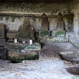 団子窟の中には地蔵がいます。
等身大の大きな地蔵です。地蔵の前にある四角い穴はカロート（納骨室）だ。