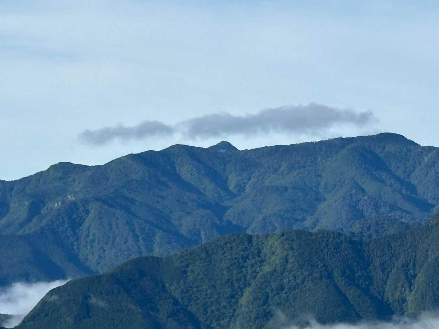 中央のトンガリは大普賢岳。