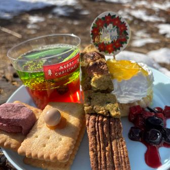 ヒデちゃん
キラキラ🤩クリスマスカラーゼリー💚❤️
２段になってて素敵😍可愛い😍真似しよ🤭
柚子ケーキの柚子ジャムかけ
手作りの柚子ジャムが美味しくて、後から紅茶に混ぜて飲みました😋

しょう君
一生懸命に考えたと言う
ココナッツサンドに、チーズやら、紫芋菓子乗せ
うんうん美味しかったよ😋

私
もみの木🌲クッキー
茶色の木は、ココア味
葉っぱは抹茶。グリーンピースのカリカリと、甘納豆を混ぜ込みました🤗
割れない様に必死で持ってきた😆
