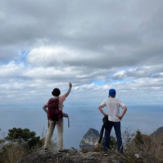 仁王立ちの2人。前方の景色に映えるね！