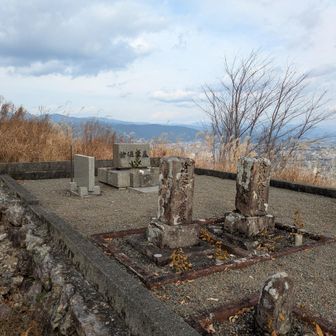 こんな場所にもお墓🪦
御参りに来るのが大変だろうな…💦