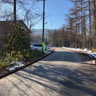 最初は道路を登ります