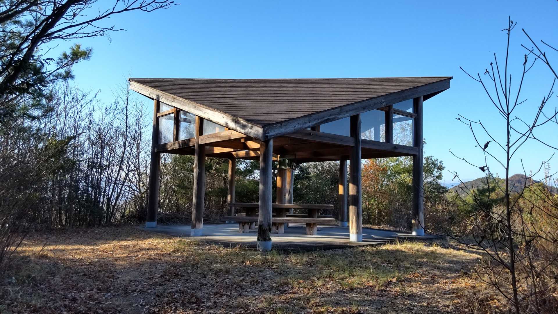 突然モダンな東屋が出現🎶
そして、あっという間に花緑公園に帰りました❗️

ご覧いただきありがとうございました🙇
