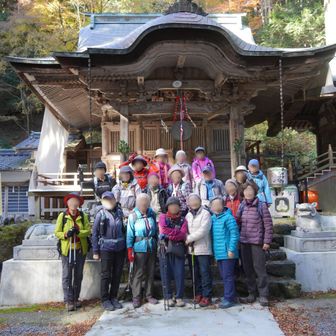 山頂で全員を撮れなかったので、ここで集合写真