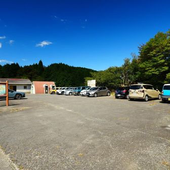 駐車場には車が増えてたけど、
道路には一台も無かった。
