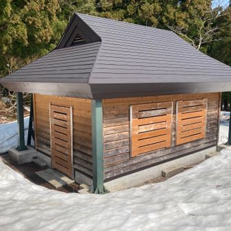 白池の休憩所は、冬季閉鎖中