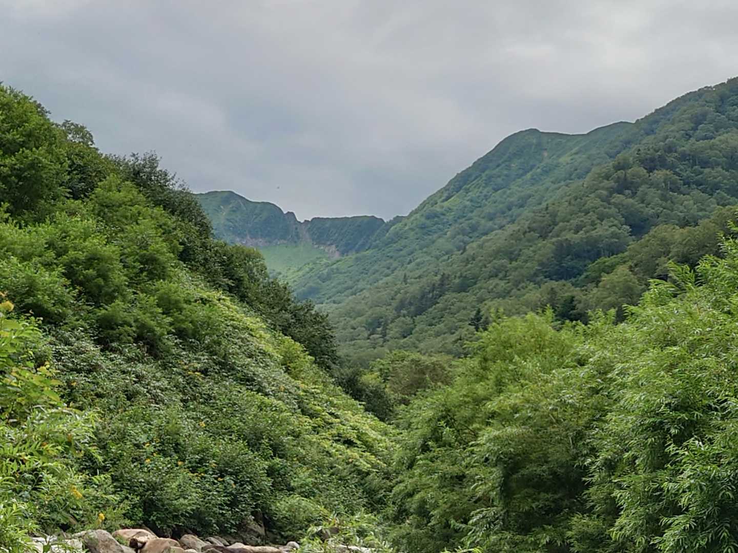 中央右の高い山がエサオマントッタベツ岳です