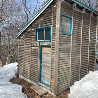 釈迦堂山避難小屋。