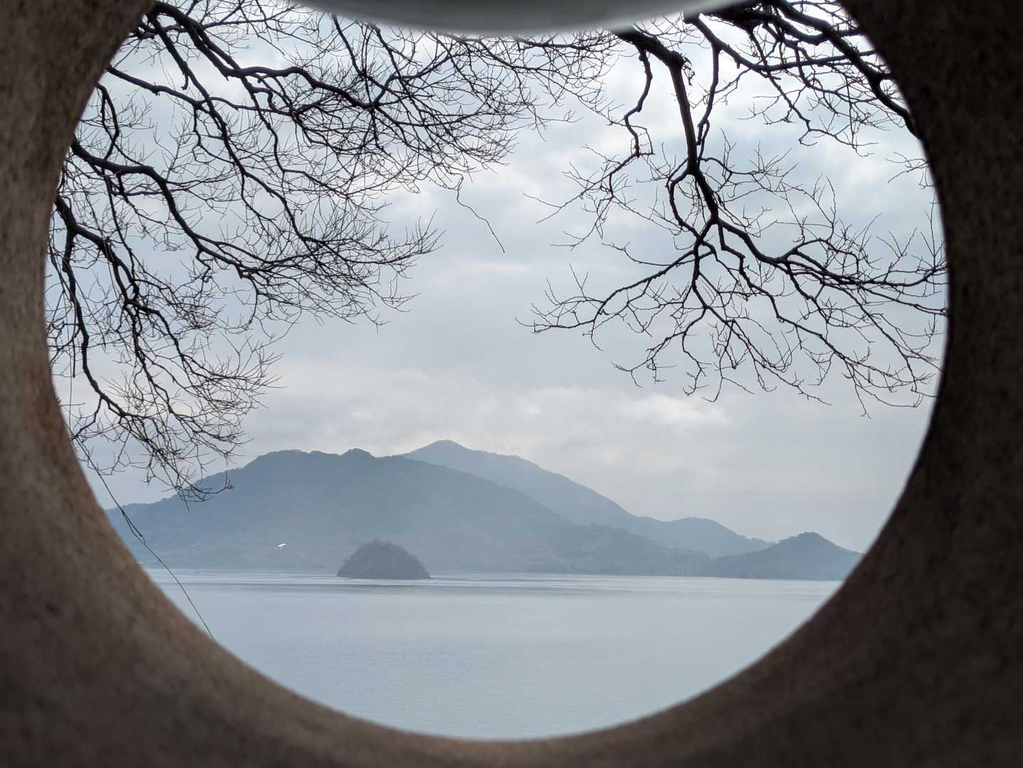 灯籠からちょうど見える島☺️