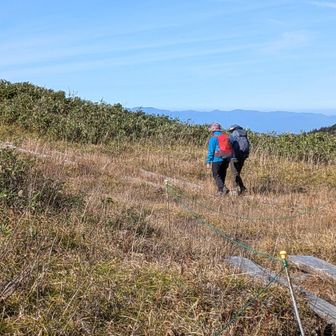神社に行く二人を、見送り下山