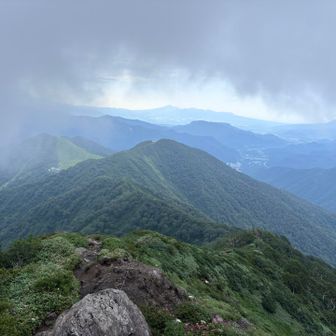 天神尾根を下って、ロープウェイ山頂駅に向かいます