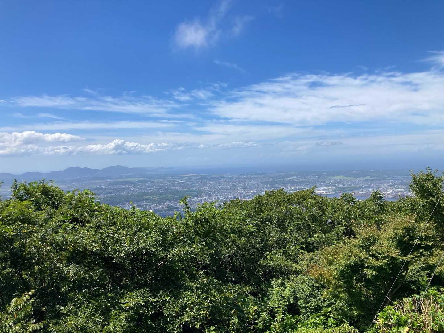 降りて来たら岡垣　宗像方向　城山辺り晴れてきた☀️