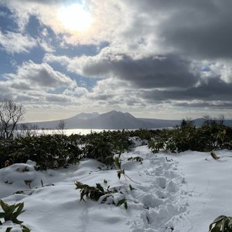 冬期山頂から見る支笏湖と樽前山