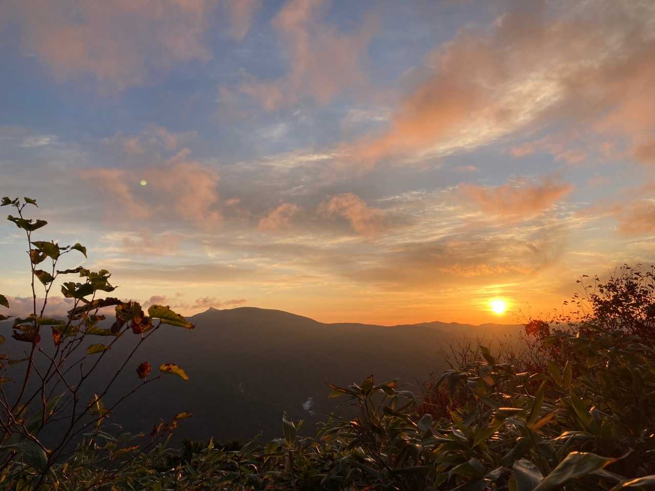 三ツ石山往復 | 山肌が真っ赤に染まる奇跡の全山紅葉、岩手山を望むパノラマ特等席の写真