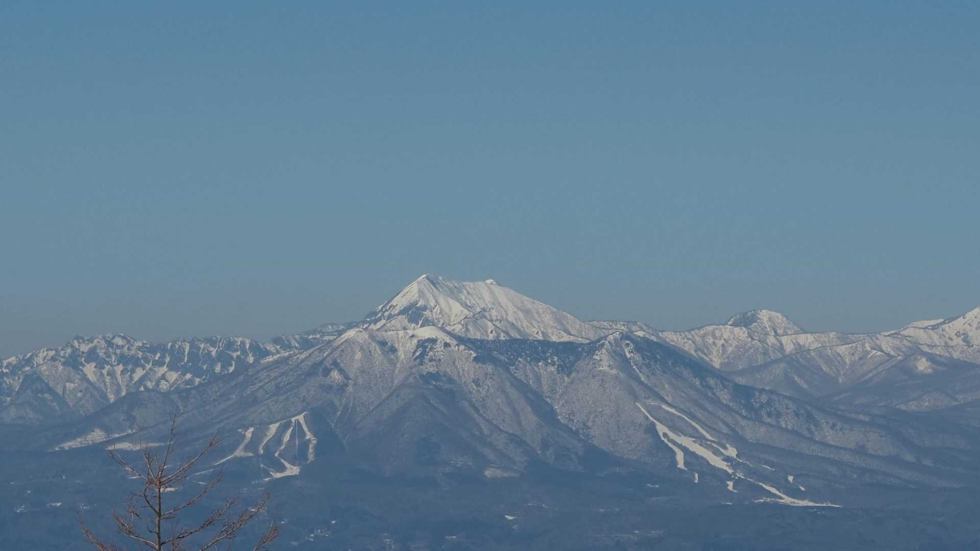 手前は飯縄山、奥は高妻山