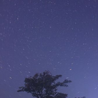 北極星　中心に星空が渦巻き