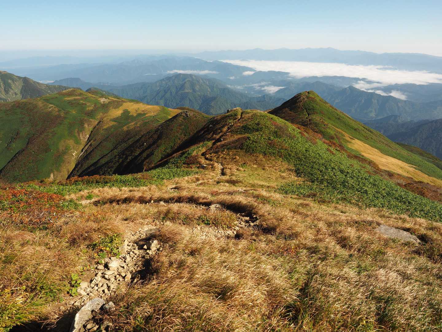 地神北峰で主稜線とサヨナラ
灼熱の丸森尾根を下山
涼しいのは稜線だけ～