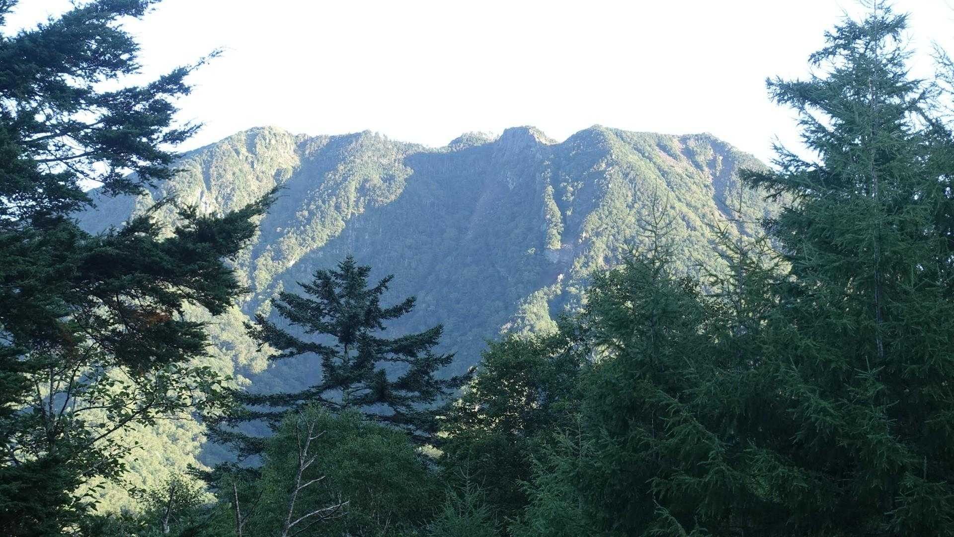 湯殿沢橋からは、太郎山も見えます。