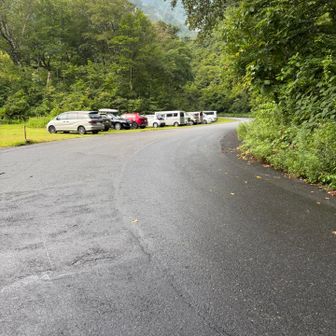 飯豊山荘の直ぐ側。車は余り多くない