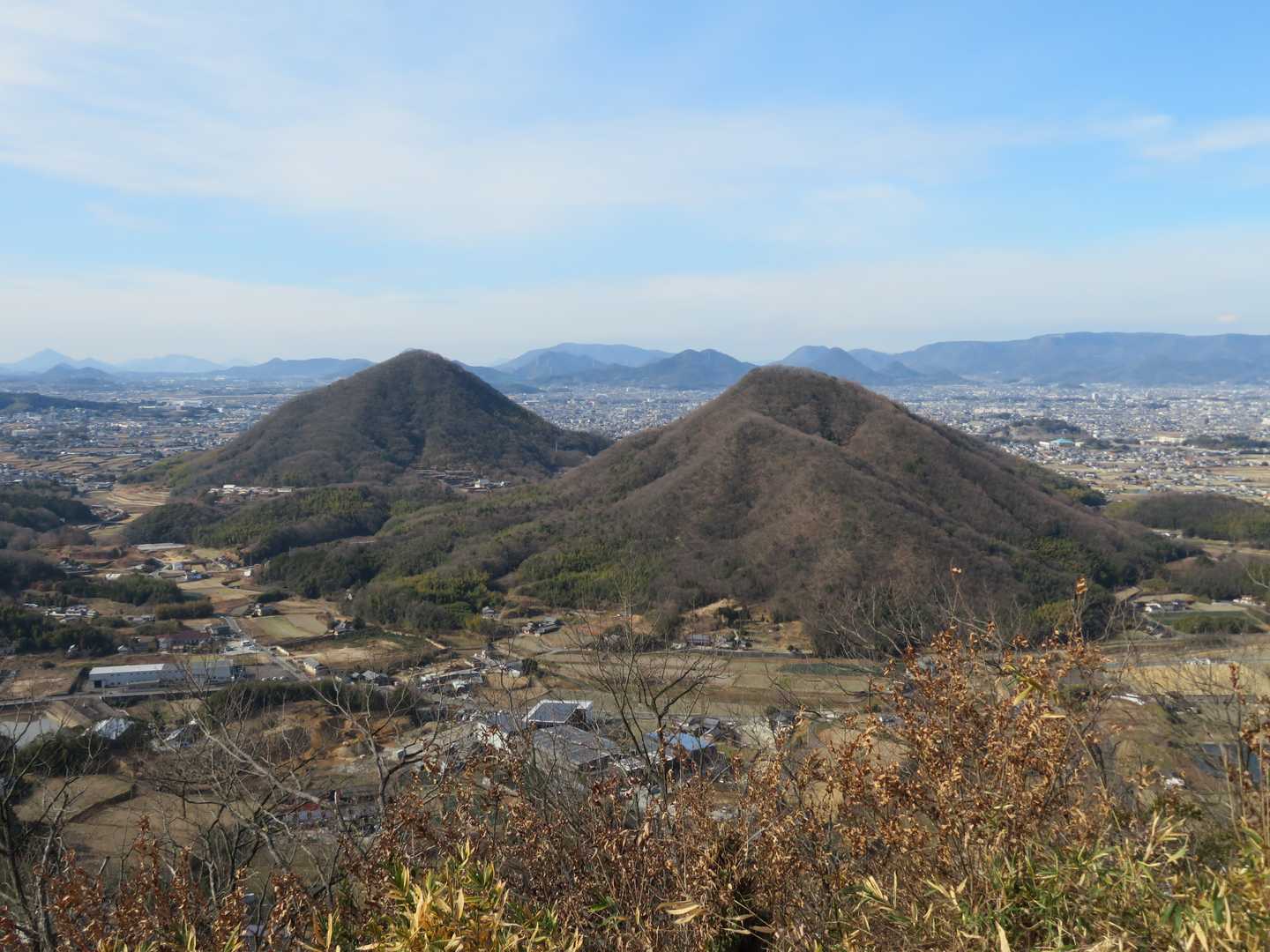 西側に 同じくクレータ五座の実相寺山、日妻山