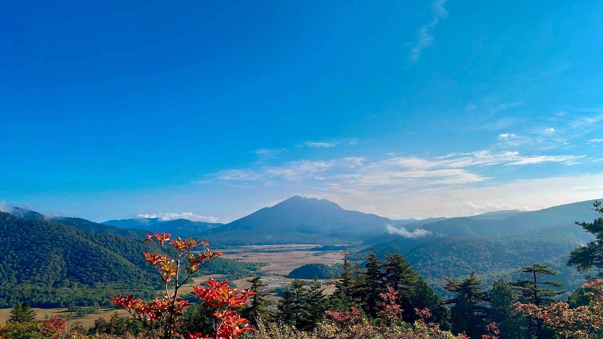 紅葉の向こうの尾瀬ヶ原と燧ヶ岳
燧ヶ岳の左には会津駒ヶ岳も見えています