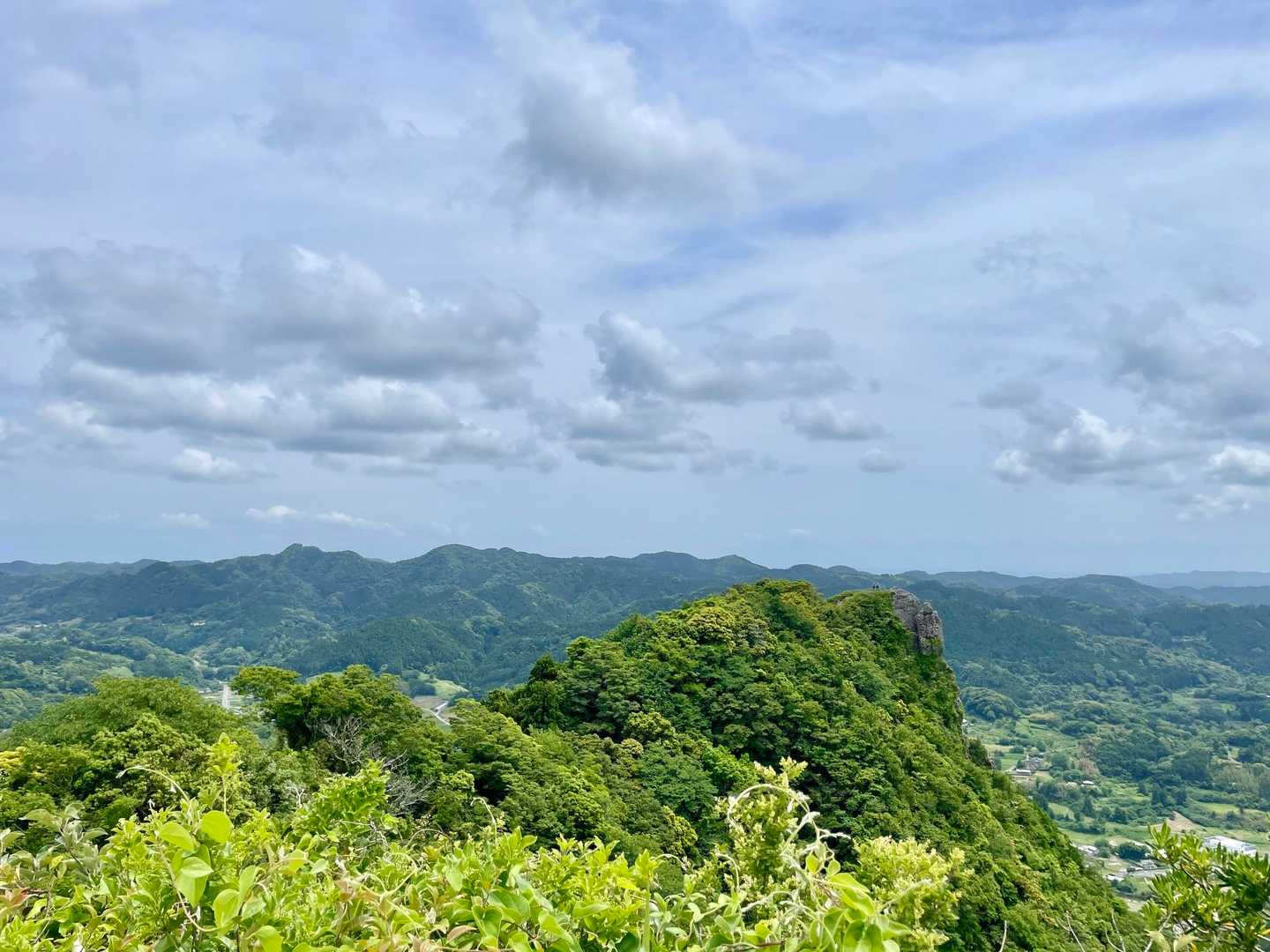伊予ヶ岳北峰から南峰をのぞむ👀
奥に御殿山、金比羅山が見えます⛰️