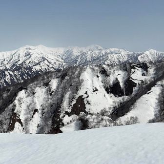 パノラマで✨
だいぶ雪が少なくなり山頂も狭い〜
